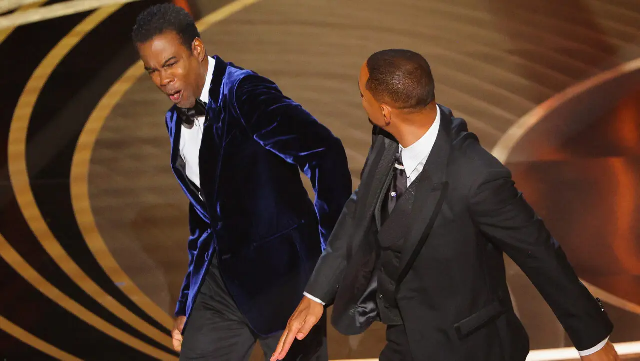 Will Smith dá chapada na cara de Chris Rock durante o Oscar 2022