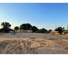 Vende-se uma propriedade com uma casa T3 no CMC