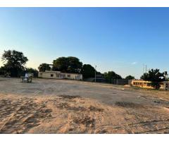 Vende-se uma propriedade com uma casa T3 no CMC - 4