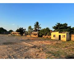 Vende-se uma propriedade com uma casa T3 no CMC - 5