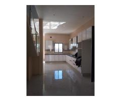 Vende-se moradia geminada(triplex) T5 no Bairro do Triunfo - Costa do sol ☀️ - 3
