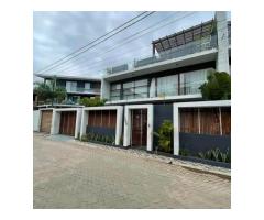 Vende-se Luxuosa Moradia T4 No Triunfo