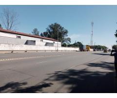 Vende-se uma Grande Propriedade na Av. OUA na estrada