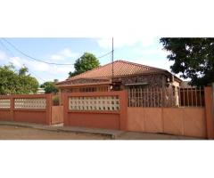 Arrenda-se boa casa tp3 na Matola 700.