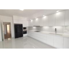 ARRENDAMOS LUXUOSO APARTAMENTO T3 SUOER MOBILADO NO CONDOMÍNIO LIFE NO TRIUNFO DONA ALICE