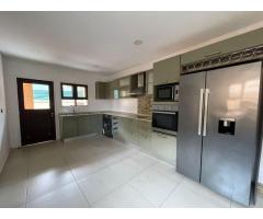Arrenda-se Luxuosa Moradia T3 Duplex no condomínio Marés com vista ao mar