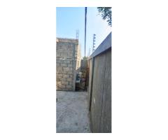 Localizado no bairro de tenga, terreno 20/54, uma obra inacabada tipo 4 - 2