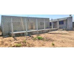 Localizado no bairro de tenga, terreno 20/54, uma obra inacabada tipo 4 - 4