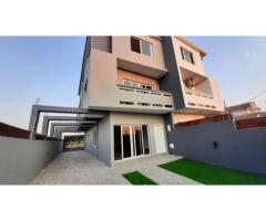 VENDE SE EXCELENTE TRIPLEX TIPO 3 NO BAIRRO DA COSTA DE SOL