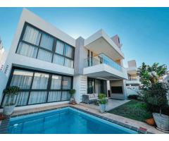Arrenda-se Luxuosa Moradia T4 no condomínio Tulipas