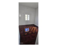 Arrenda-se Geminada T2 no bairro central