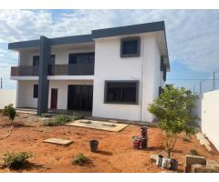 Arrenda-se Luxuosa Moradia T4 no Mapulene