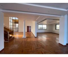 Arrenda-se Luxuosa Moradia T4 no Mapulene - 3