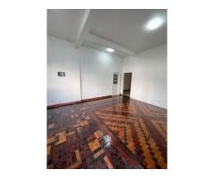Arrenda-se Geminada T3 no bairro central