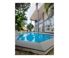 Arrenda-se Luxuosa Moradia T5 no triunfo novo