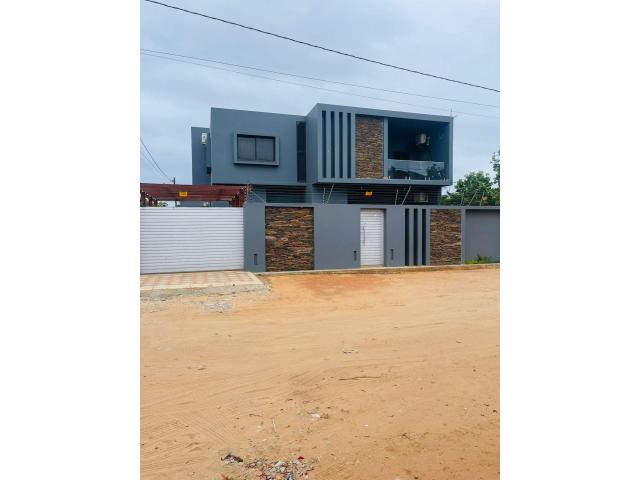 Vende-se Luxuosa Moradia T4 no bairro de Guava