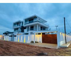 Vende-se Duas Luxuosas Moradias T4 no Mapulene