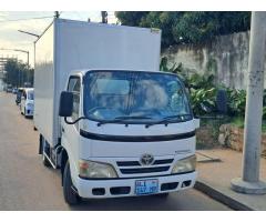 Toyota | Toyoace com contentor | 2000kg | Recém-importada ✅️