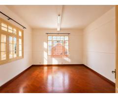 Vende-se renovada moradia geminada T3 na Polana Cimento ✅️