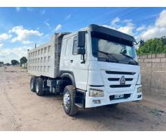 Sinotruk | Howo | 371 | 2016 | 10 rodas | 22m³ ✅️