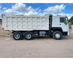 Sinotruk | Howo | 371 | 2016 | 10 rodas | 22m³ ✅️ - 3
