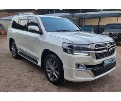 Toyota | Land Cruiser VX | LC200 | 2010 | 4.6 | V8 | 4x4 ✅️