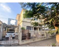 Vende-se moradia geminada T3 na Polana Cimento