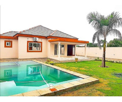 Vende-se luxuosa casa tp3 com piscina na Matola Tsalala perto da Estrada.