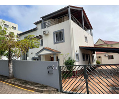 Arrenda-se luxuosa moradia T4 no Condomínio CASA PRÓPRIA