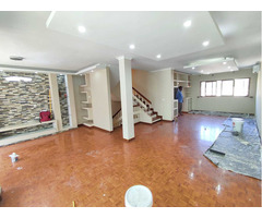 ARRENDA-SE* *MORADIA TRÍPLEX T4+2 NA COOP PRÓXIMO A PRAÇA DA OMM - 1