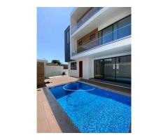 Arrenda-se luxuosa Moradia T5 no triunfo novo