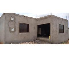 Vende-se bela casa tp3  inacabada na matola tchumene2 a 800m da N4.