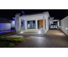 *VENDE-SE LINDA MORADIA TP3 COM PISCINA EM TSALALA  A 100M DA ESTRADA* .