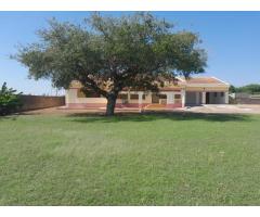 Arrenda-se Moradia Tp5 na Matola rio ideal para vários fins.