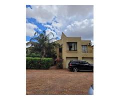 Arrenda-se Moradia duplex T4 no condomínio da PETROMOC na Matola