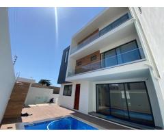 Arrenda-se luxuosa e Aconchegante Moradia T5 Mobilada no triunfo novo