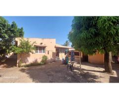 Vende-se casa tp3 com 20/40m Na MATOLA-FOMENTO paragem mafavuke a 500m. - 2