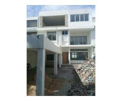 Vende-se Moradia  inacabada Duplex T7 na sommerschield 1